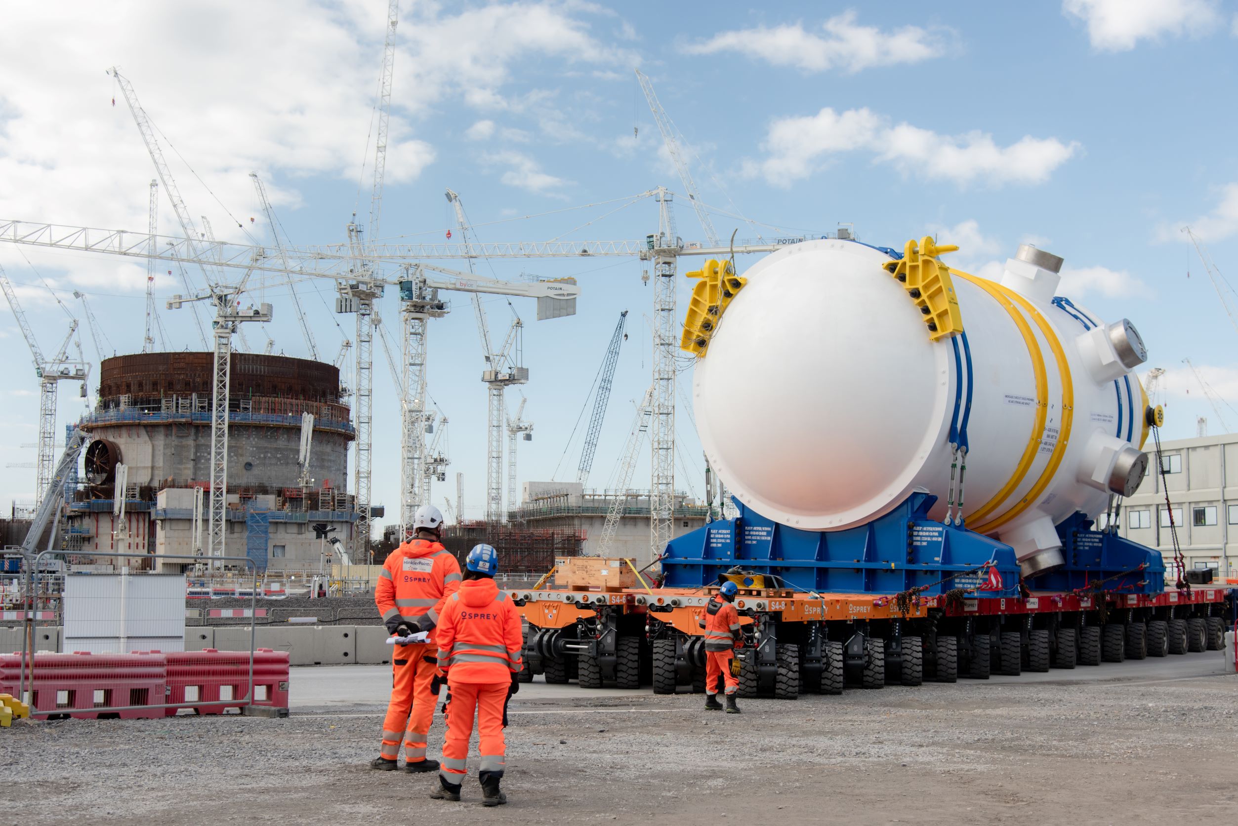 Ospreys QHSE team, engineers, project managers, heavy lift team and QHSE working together to transport a reactor pressure vessel by SPMT to HPC.
